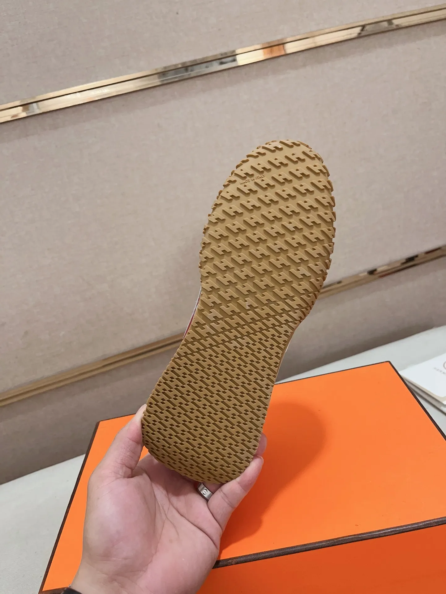 Men's men's shoes 💰: 720💰 Hermes top version # Couple style 💏 24ss casual sneakers Suede goatskin sneakers decorated with contrasting patterns and iconic "H" details, beautifully packaged at the delivery counter 🛍📦 Fabric: suede + cowhide Lining: mixed sheep lining Outsole: original TPU Bottom thickness: 2CM Size: 35-44